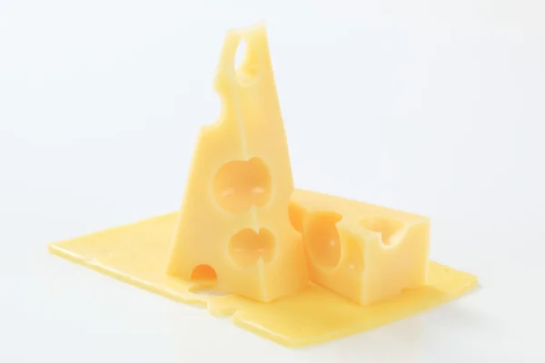 Emmentaler peynir parçalarını — Stok fotoğraf