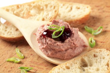 Bir tahta kaşık üzerinde karaciğer pate