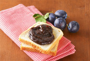 Erik reçeli beyaz ekmek