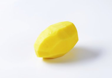 Ham soyulmuş patates