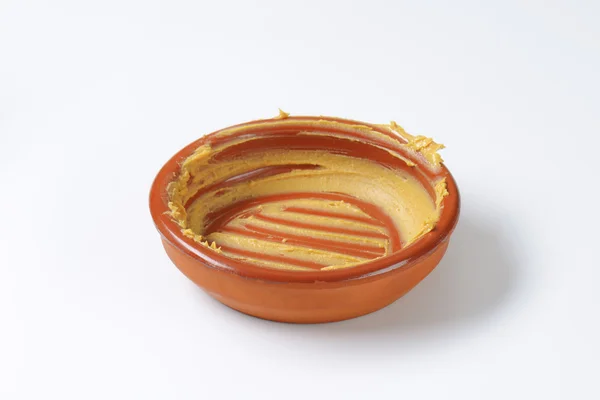 Miska z masło orzechowe z lewej — Zdjęcie stockowe