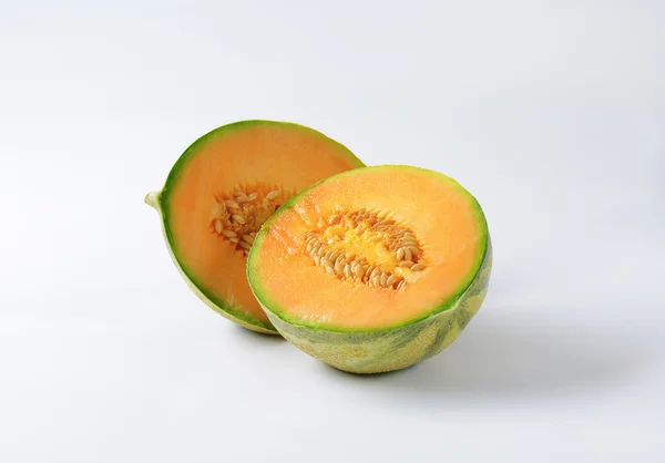 Melón melón cortado a la mitad — Foto de Stock