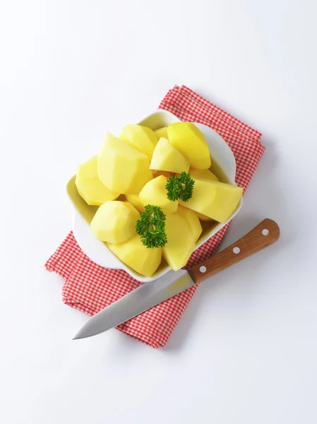 Råa skalade potatisar — Stockfoto