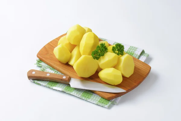 Rauwe geschilde aardappelen — Stockfoto