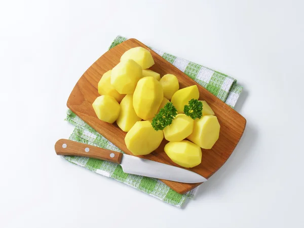 Rauwe geschilde aardappelen — Stockfoto