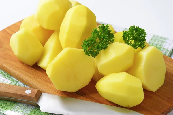 Rohe geschälte Kartoffeln — Stockfoto