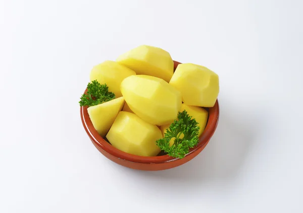 Rauwe geschilde aardappelen — Stockfoto