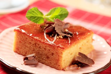 Kek şekerle serpilir