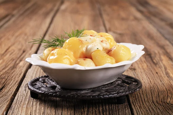 Parijse aardappelen met mozzarella kaas — Stockfoto