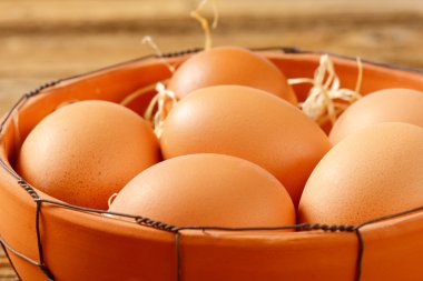 Pişmiş toprak kapta kahverengi yumurta