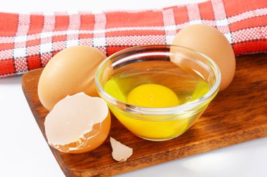 Yumurta beyazı ve sarısı cam kase