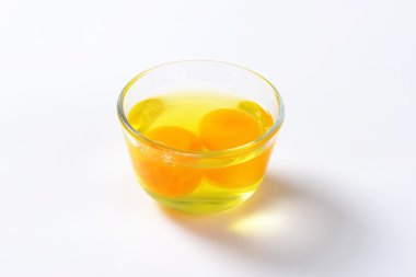 Yumurta akı ve sarısı cam kase