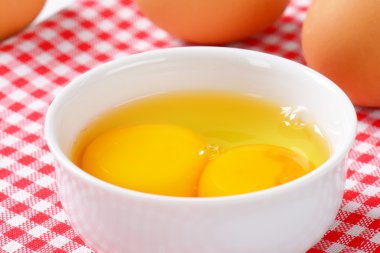 Yumurta akı ve sarısı kase