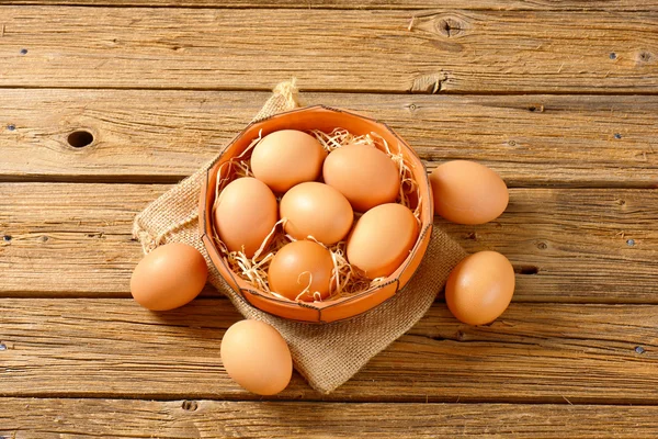 Huevos marrones en tazón de terracota —  Fotos de Stock
