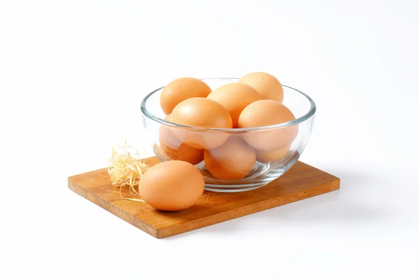 Huevos marrones en un bol —  Fotos de Stock