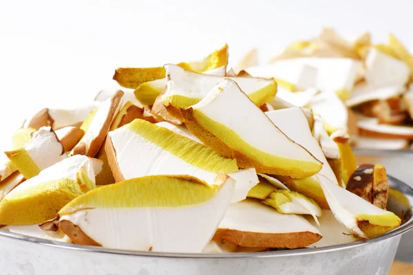 Schüssel mit geschnittenen Pilzen — Stockfoto