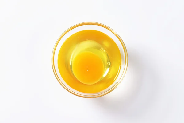 Eggehvite og eggeplommer i glassbolle – stockfoto
