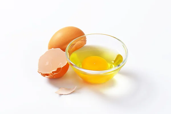 Яйце біле і жовток у скляній мисці — стокове фото
