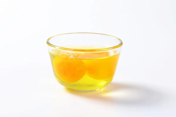 鸡蛋的蛋清和蛋黄放在玻璃碗 — 图库照片