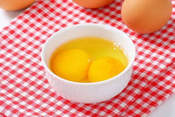 Яичные белки и желтки в миске — стоковое фото
