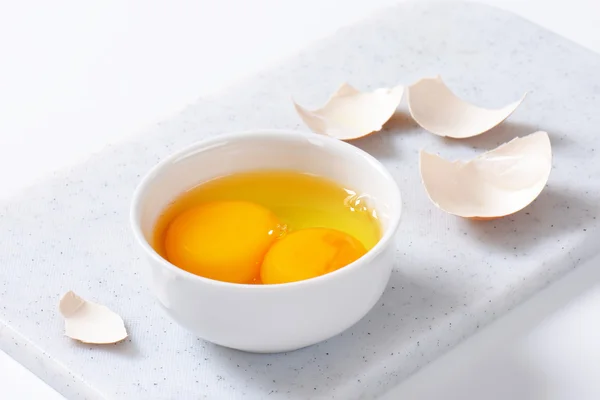 Æggehvider og æggeblommer i skål - Stock-foto