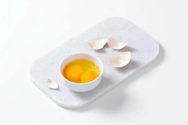 달걀 흰 자 위 및 노른자위 그릇에 — 스톡 사진