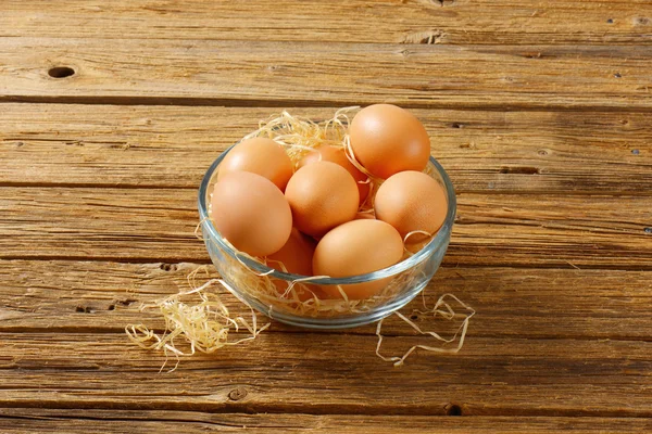 Коричневі яйця в миску — стокове фото