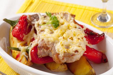 domuz pirzolası patates ve kırmızı biber ile