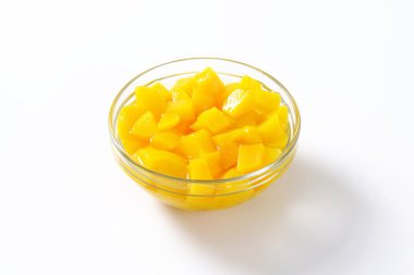 Konserve şeftali parçaları