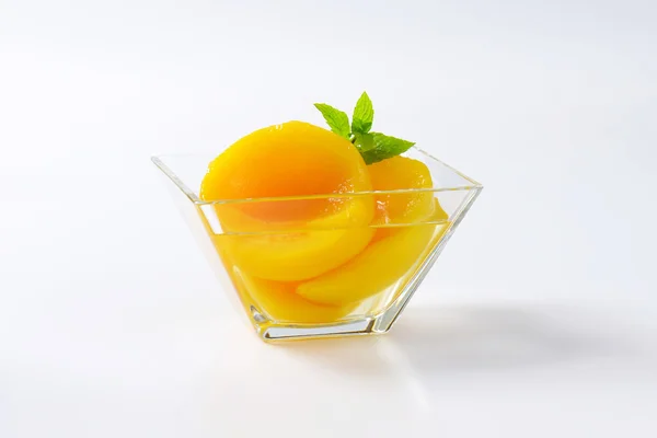 Консерви персика половинки — стокове фото
