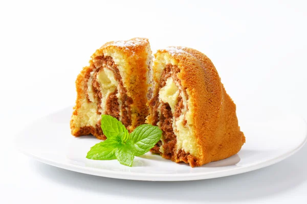 Segmenten van marmeren cake — Stockfoto