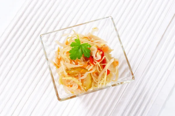 Салат из маринованной капусты — стоковое фото