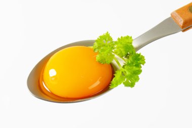 Kaşık çiğ yumurta sarısı