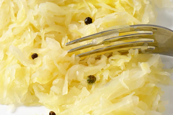 Sauerkraut mit Pfefferkörnern — Stockfoto