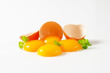 Çiğ yumurta sarısı.
