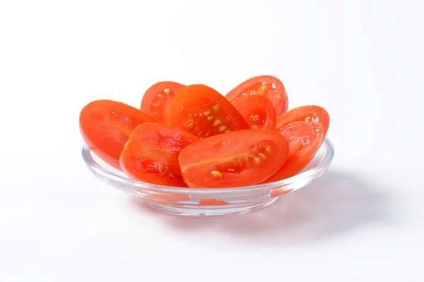 Połowę pomidorów śliwki — Zdjęcie stockowe