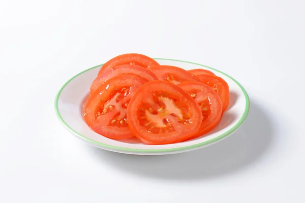 Нарезанный красный помидор — стоковое фото