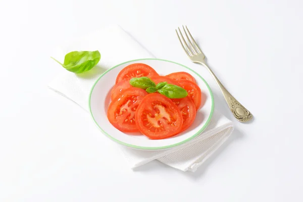 Tomate tranchée au basilic — Photo