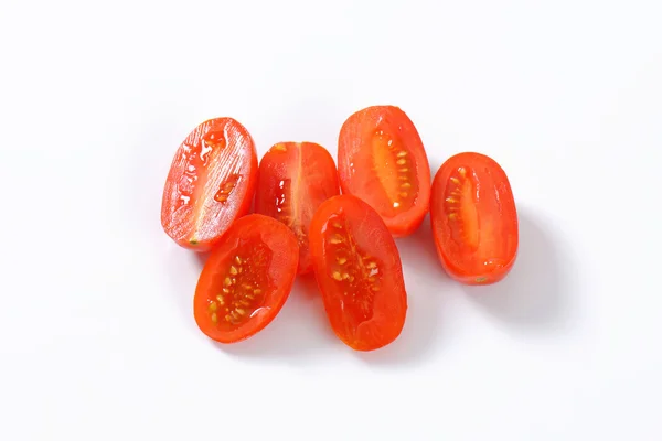 Tomates ciruela cortados a la mitad — Foto de Stock