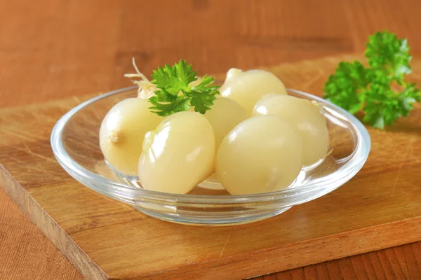 Cebollas pequeñas en escabeche —  Fotos de Stock