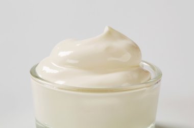 bir kasede beyaz krema