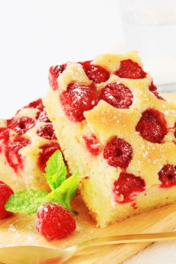 Frambuazlı pasta dilimleri
