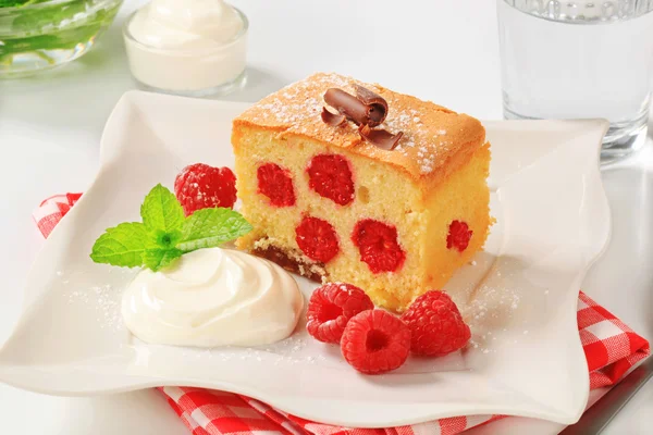 Raspberry sponge cake — Stock Photo, Image