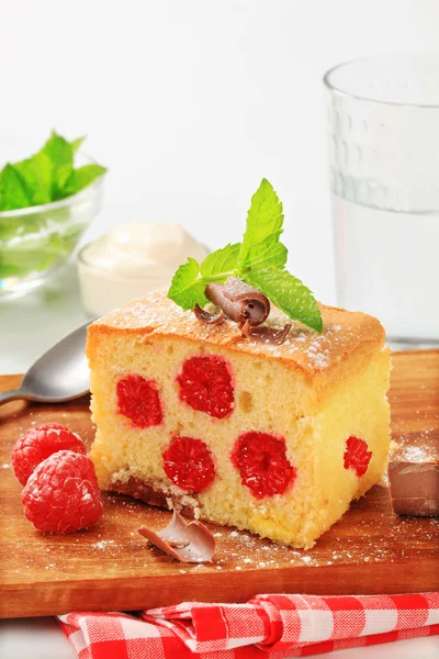 Fatia de bolo de esponja de framboesa — Fotografia de Stock