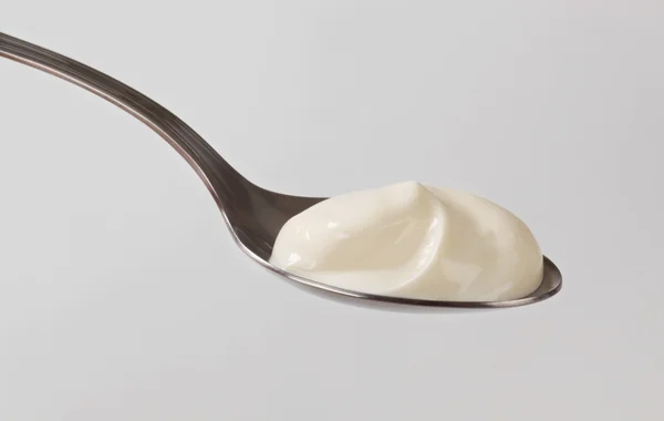 Witte yoghurt op een lepel — Stockfoto