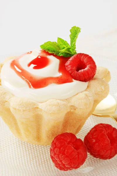 Cream-filled tartlet with fresh raspberries — Stock Photo, Image