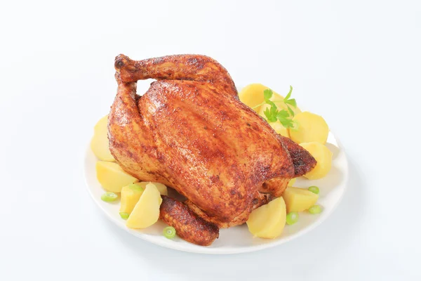 Pácolt roston sült csirke burgonyával — Stock Fotó