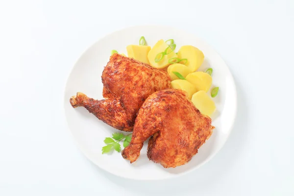 Чеснок жареная курица четвертаки с картошкой — стоковое фото