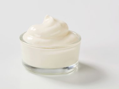 bir kasede beyaz krema