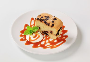 çikolata parçaları ile sünger kek